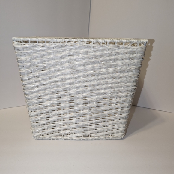 Source Unknown Other - Plastic Woven Trashcan